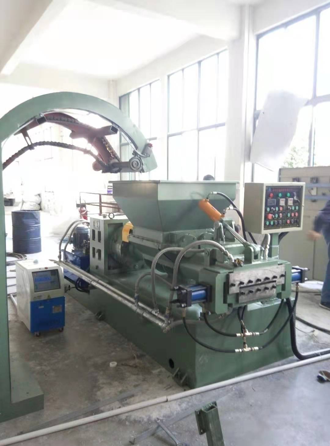 雙挽自動(dòng)喂料擠出機(jī)